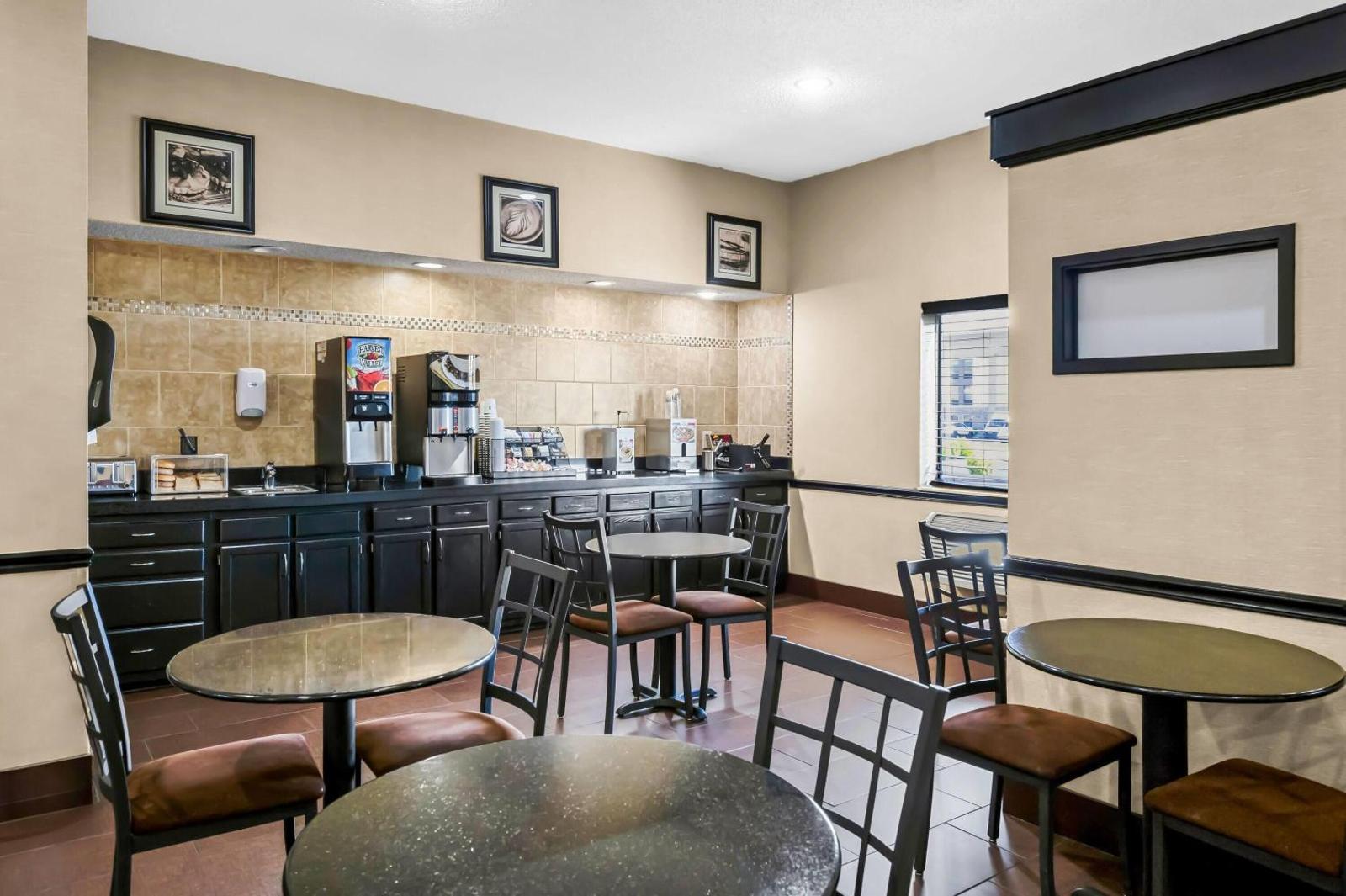 Days Inn by Wyndham Collinsville Main image 2